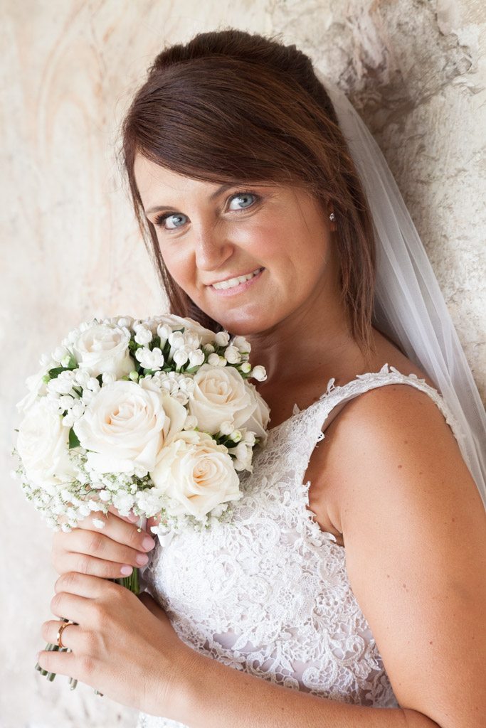 ritratto sposa con occhi azzurri nella chiesa di san giorgio ingannapoltron in valpolicella [verona]